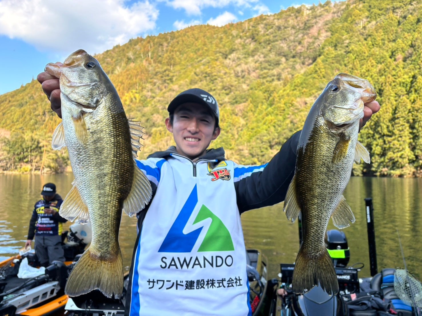 同じ発表に添えられた北原麻七都さんのプロフィール写真。魚の大きさや使用した道具の型番を画像から補ってはいません。