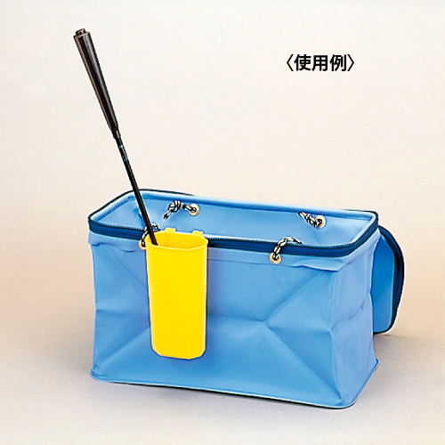 エサ用バッグの縁に装着したメーカー使用例。バッグや差し込んだシャクは本製品の付属品を示すものではありません。