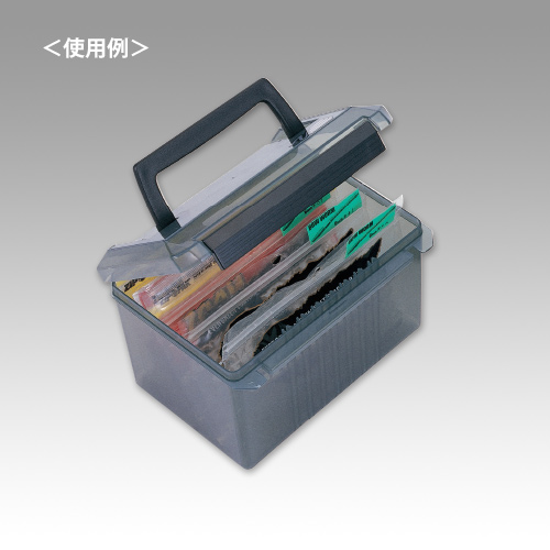 ラックを外し、袋入りワームを収納したメーカー使用例。写真のワームや袋はケースの付属品ではありません。